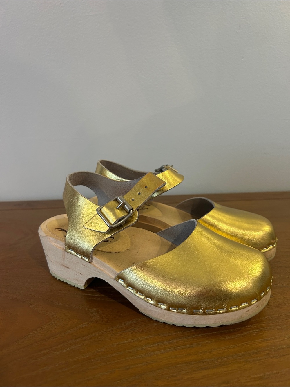 Lotta From Stockholm Shiny Gold Kids Leather Clogs with Buckle Strap